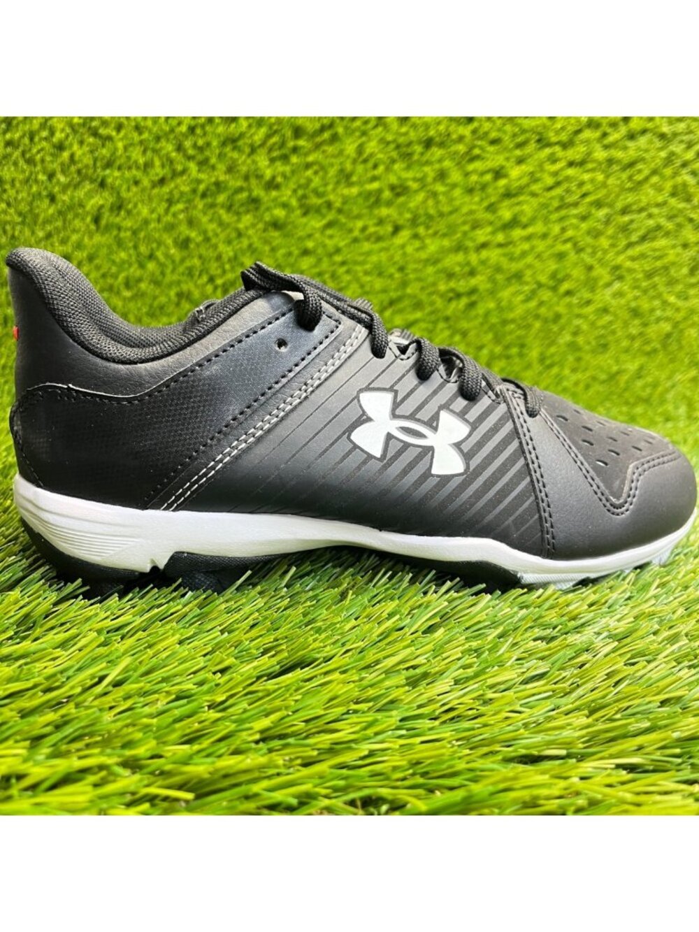 Under Armour Leadoff Low RM Boys Size 3.5Y Black White Running Baseball Cleats